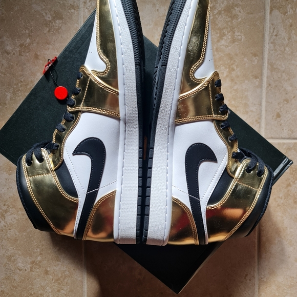 NWT Air Jordan 1 Mid SE "Metallic Gold" sneakers, Size 12 - Picture 3 of 8